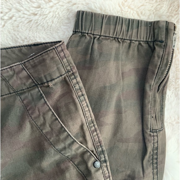 SANCTUARY Peace Trooper Camo jogger pants with side zipper at the hem. Size 25 - Picture 3 of 14